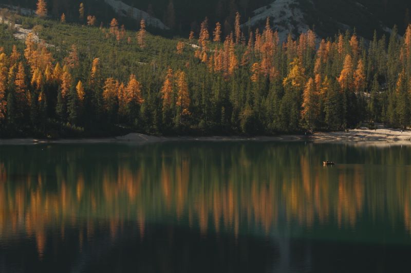 Lago di Braies in versione autunnale