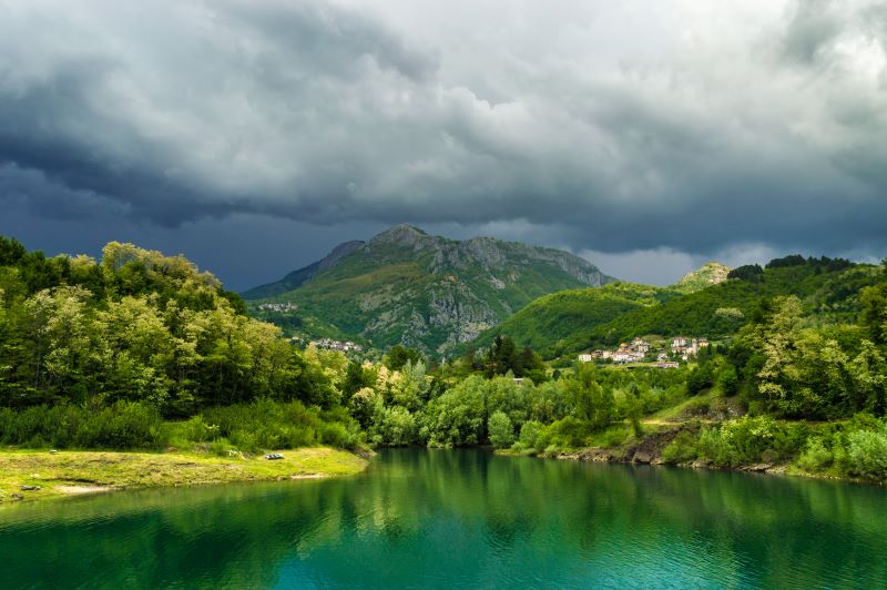 la montagna che sembra tenere in bilico il peso di un cielo plumbeo