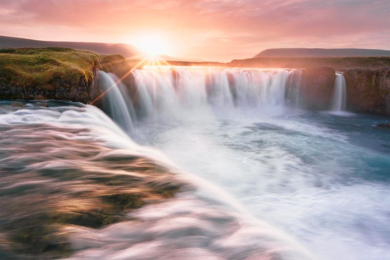 Un tramonto nella cascata di Godafoss.