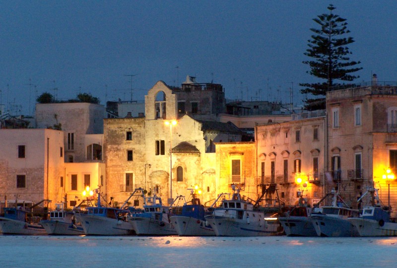 uno scorcio del porto di trani