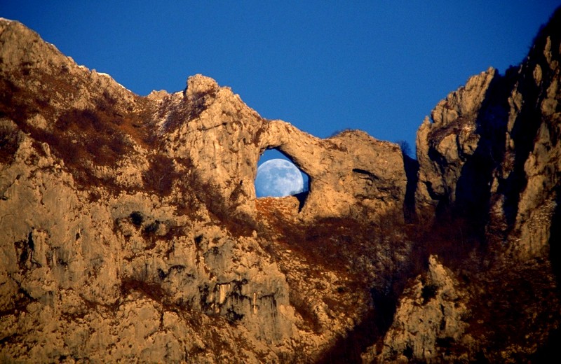 luna piena nel monte forato