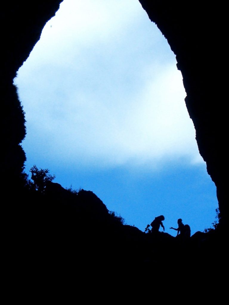 esili nell'immensità della natura