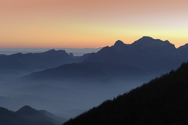 tramonto sulle apuane