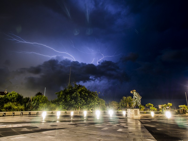 forte dei marmi in tempesta