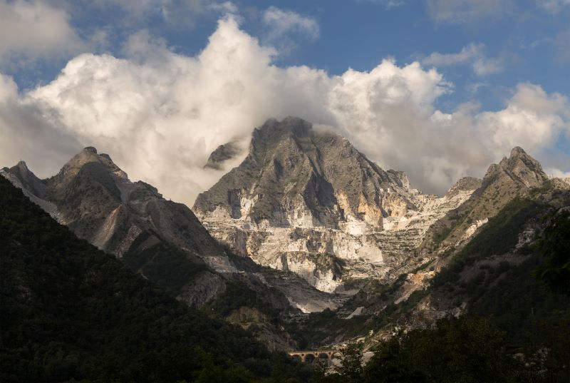 cave di carrara con i ponti di vara