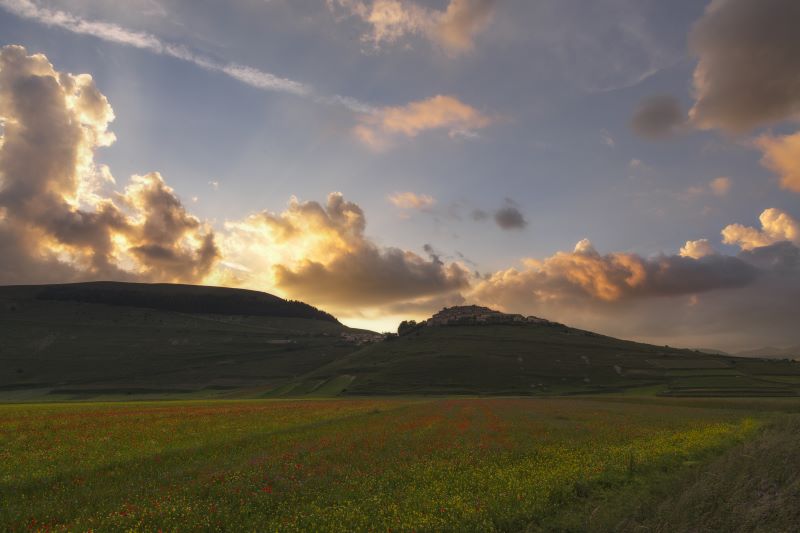 castelluccio di norcia al tramonto