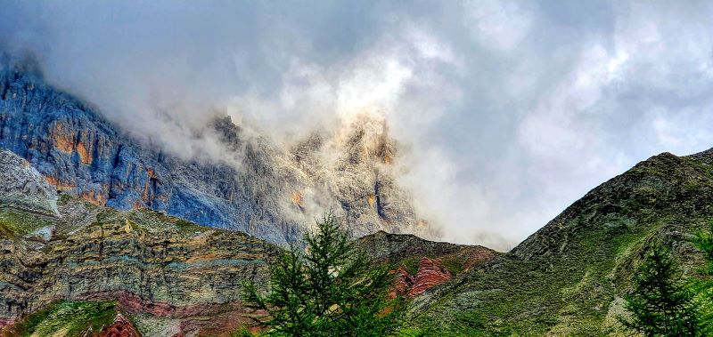 le crode rosse sbucano tra le nuvole