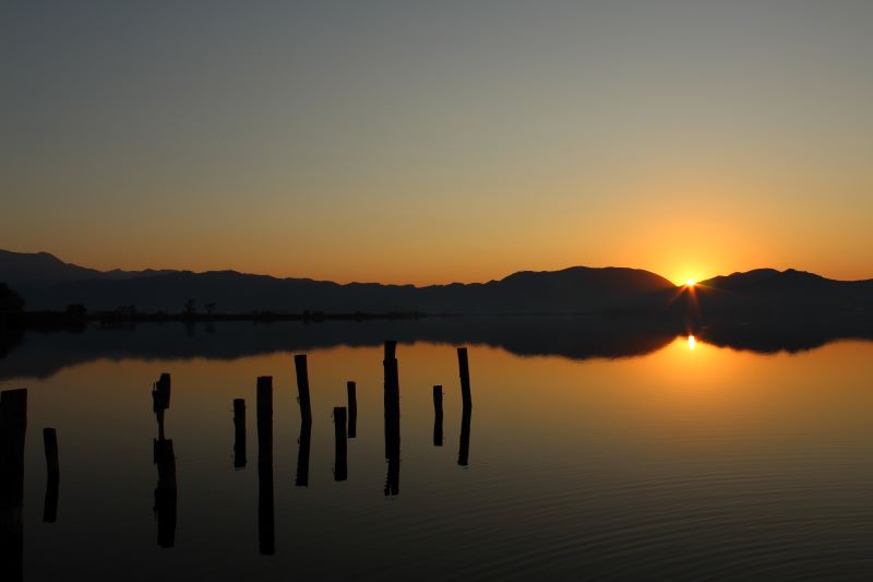 il risveglio del sole sull'acqua del lago