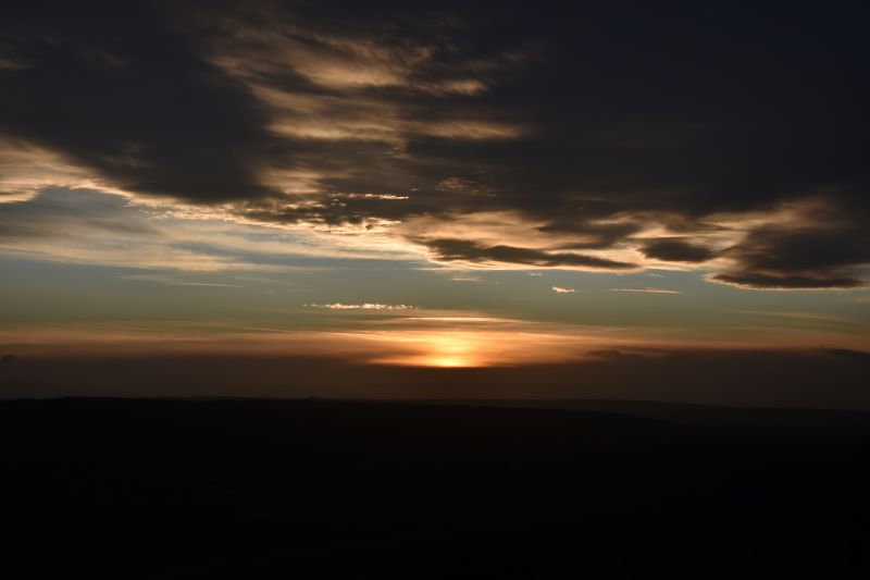tra terra e cielo un vortice di luce e colori al tramonto