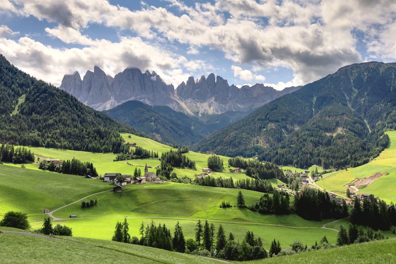 Dalla sinuosità dei prati all’asprezza delle Odle